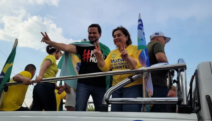 Professora Maria do Carmo defende corte de gastos e enxugamento da máquina pública em carreata
