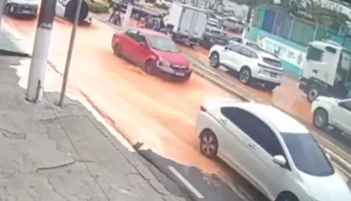 Rompimento de tubulação causa inundação repentina na avenida Coronel Teixeira em Manaus