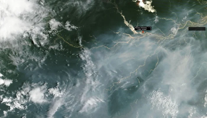 Satélite da Nasa registra extensão de fumaça sobre Manaus e o Amazonas