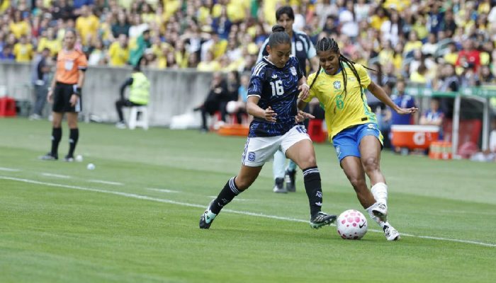 Seleção feminina desembarca em Recife para segundo confronto com a Argentina