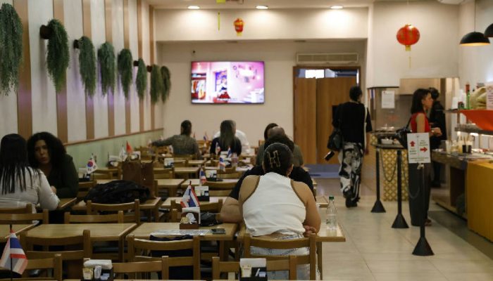 Setor de serviços empregou 15,9 milhões e pagou 2,2 salários mínimos em 2024, aponta IBGE