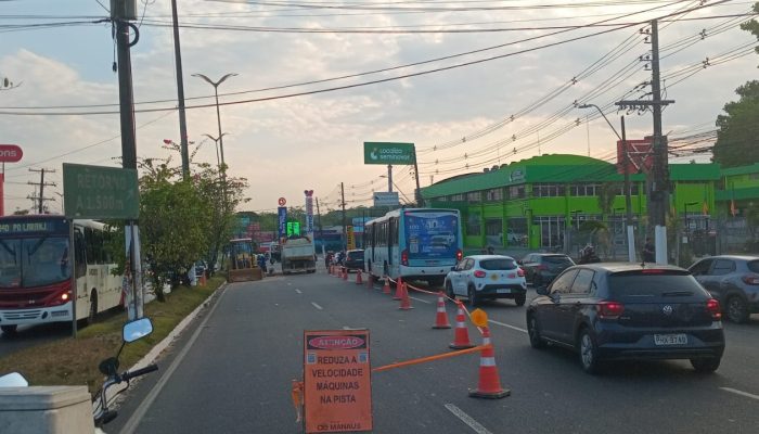 Vazamento de água na Torquato Tapajós paralisa trânsito e interrompe abastecimento em Manaus